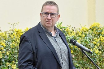 Abwahlverfahren gegen den Oelsnitzer Oberbürgermeister Horn: Stadtrat macht ernst - Der Oelsnitzer Oberbürgermeister Mario Horn (CDU) steht aufgrund seiner Amtsführung einmal mehr in der Kritik. KommentarWann es für den OB eng wirdVon Tino BeyerEine Mehrheit im Oelsnitzer Stadtrat will nicht länger mit OB Mario Horn (CDU) zusammenarbeiten. Das ist die Nachricht, die unabhängig vom Ausgang der Abstimmung am 30. November steht. 12 von 22 Abgeordneten haben den Antrag auf die Sondersitzung unterschrieben. Gleichwohl: Es wäre eine faustdicke Überraschung, sollte der Antrag tatsächlich durchkommen.Mancher dürfte von der Schärfe der Auseinandersetzung überrascht sein. Denn lauten Streit auf offener Bühne wie seinerzeit in Mühlental gab es in Oelsnitz nie. Doch hinter den Kulissen rumort es schon seit Jahren. Immer wieder wurde Kritik an Mario Horns Amtsführung laut. Als Persönlichkeit ist er den Aufgaben eines Oberbürgermeisters, der in diesen schwierigen Zeiten eine Lokomotive sein muss, zu oft nicht gewachsen.Nun sind es vor allem FOB und AfD, die den Weg der Abwahl forcieren. Doch es ist offenbar zu kurz gesprungen, dies unter den üblichen politischen Scharmützeln abzutun. Auch Teile der Stadtverwaltung sollen sich von ihrem Chef abgewandt haben. Und an dieser Stelle wird es für Oelsnitz brandgefährlich. Denn es sind vor allem gestandene Mitarbeiter und fähige Amtsleiter, die in Oelsnitz den Karren ziehen. Nicht vergessen ist das Jahr 2017, als Hauptamt und Kämmerei zeitweise führungslos waren und die Verwaltung beinahe zu taumeln schien.Sollten von den Leistungsträgern tatsächlich Mitarbeiter wegen des OB abwandern oder es vorhaben - wie mancher im Oelsnitzer Politikbetrieb hinter vorgehaltener Hand raunt -, dann wird es für Mario Horn eng. Denn Durchhänger wie 2017 kann sich eine Stadt in Krisenzeiten wie dieser nicht nochmal leisten.