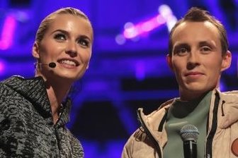 Abwarten, Appelle, Ablenkung - Eric Frenzel (mit Moderatorin Lena Gercke) durfte die deutsche Olympiakleidung für Pyeongchang schon mal testen.