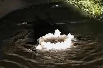Abwasser: Lediglich drei Havarien seit 2021 in Mylau - Abwasser, das aus den Gullydeckeln sprudelt. Das komme nicht „immer wieder“, sondern seit 2021 nur dreimal vor, erklären Landratsamt und AZV.