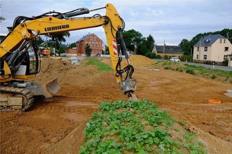 Abwasser-Streit in Brunn: Stadtverwaltung Reichenbach schließt "bauliche Maßnahmen" nicht mehr aus - Die Erschließung des neuen Wohngebiets schreitet voran. Dazu gehört das Anlegen eines Walls als Barriere für Regenwasser. 