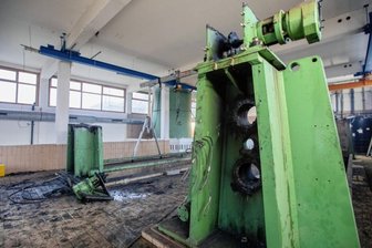Abwasser wird für Zwav-Kunden teurer - In einem der Gebäude der Plauener Kläranlage am Elsteruferweg wurde im vergangenen Jahr alte Technik ausgebaut.