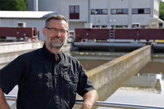 Abwassergebühren: Einst teuerster Entsorger Sachsens kriegt die Kurve - 2014 ist Jens Burkersrode ins Amt gekommen und musste zunächst als Geschäftsführer empfindliche Preisanhebungen und andere unangenehme Entscheidungen verteidigen. Inzwischen steht der Entsorger wieder ganz gut da.