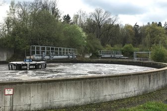 Abwassergebühren schnellen 2025 im AZV „Reichenbacher Land“ in die Höhe - Eines der Belebungsbecken in der Zentralen Kläranlage des AZV Reichenbacher Land.
