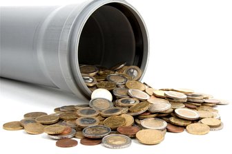 Abwasserpreise sollen drastisch steigen: Rund um Chemnitz wirds teurer - Das Bild zeigt ein Abflussrohr, in dem Geld liegt. Ein Symbol für steigende Preise bei der Abwasserentsorgung.