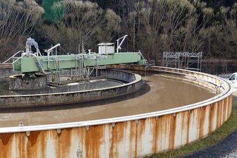 Abwasserreinigung in Zschopau teurer: Zweckverband investiert Millionenbetrag - Klärbecken auf dem Gelände des zentralen Klärwerkes in Zschopau.