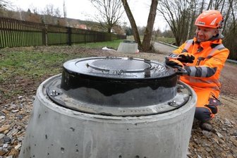 Abwassersammler am Goldbach kommt jetzt wieder in Schuss - René Jundel verschraubt die auftriebssichere Abdeckung des Schachts. Im aktuellen Baustellenbereich des Goldbachsammlers gibt es acht davon. 