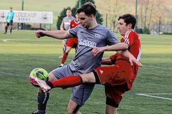 Abwehrbollwerk hält Zwickau stand - Der Zwickauer David Günnel (rechts) versucht in dieser Szene, den Ball vor Maximilian Pätzold vom Oberlungwitzer SV zu klären.