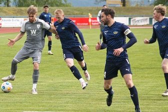 Abwehrreihen stehen felsenfest - Für die Offensivkräfte beider Teams gab es kaum ein Durchkommen. Hier sieht sich RFC-Angreifer Ben-Daniel Schewski (links) gleich drei Tauchaern gegenüber. 