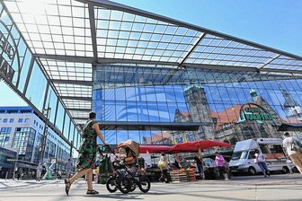 Abwickeln, erhalten, Nachnutzung finden: Das sagen Stadträte zum Kaufhof in Chemnitz - Die Kaufhof-Filiale im Zentrum von Chemnitz. Was soll mit dem Haus werden, falls der Konzern das Warenhaus tatsächlich schließt?
