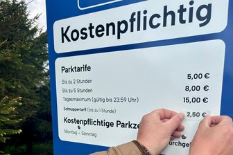 Abzocke im Erzgebirge? – Eigentümer des Parkplatzes auf dem Fichtelberg reagiert auf Kritik - Am Dienstagvormittag wurde der Schnuppertarif für bis zu eine Stunde an den Schildern am Parkplatz vermerkt.