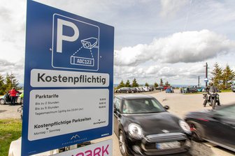 Abzocke im Erzgebirge? Kritik an neuen Parkgebühren und Videoüberwachung auf dem Fichtelberg - Schilder weisen auf Gebührenpflicht und Videoüberwachung hin. Der Fichtelberg war am Himmelfahrtstag gegen 16 Uhr gut besucht.