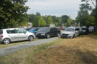 Abzocke-Vorwurf in Oelsnitz: Teurer Ärger beim Parken am Bad - An heißen Tagen reichen die Parkplätze am Freibad Elstergarten in Oelsnitz bisweilen nicht aus. Doch wer auf den Grünflächen parkt, muss mit einem Bußgeld in Höhe von 55 Euro rechnen.