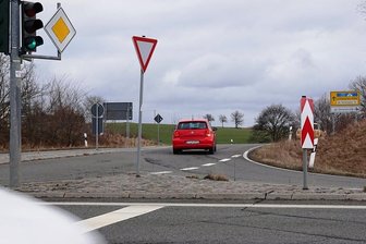 Abzweig nach Lichtenstein wird gebaut - Das kaputte Stück Straße hoch oben nahe der Funkenburg in Mülsen in Richtung Lichtenstein am Abzweig ins Gewerbegebiet Gartenstraße soll in diesem Jahr gebaut werden. 