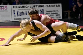 AC 1897 Werdau: Hinter klarem Heimsieg in der Regionalliga der Ringer stecken viele enge Kämpfe - Fernando Mahmoud (rotes Trikot) gewann seinen Kampf gegen Robert Schläfke vorzeitig und steuerte so vier Punkte für Werdau bei.