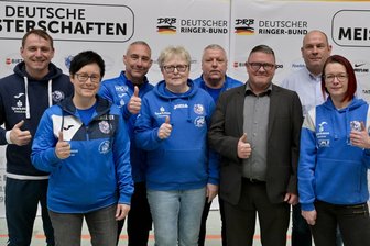 AC Werdau: Starkes Miteinander macht Deutsche Meisterschaft möglich - Daumen hoch für das Organisatoren-Team René Bölcker, Heike Schneider, Ronny Leibelt, Elke Wagner, Jörg Olschewski, Mario Uhlig, Christian Schneider und Sabine Schenderlein (von links nach rechts).
