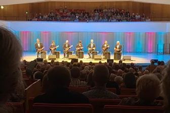 Ach, die Briten! Wie das Ukulele Orchestra of Great Britain die Zuhörer im Dresdner Kulturpalast aus den Sitzen riss - Das Ukulele Orchestra of Great Britain am Montagabend im Kulturpalast Dresden begeisterte Kultur-Redakteurin Katharina Leuoth.