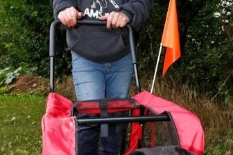 Ach du dicker Hund! Hier fährt ein Vierbeiner Buggy - Tierheimchefin Jana Berger mit Hundedame Elli, die wegen ihres Übergewichts gegenwärtig nicht sehr bewegungsfreudig ist.
