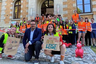 Ach du meine Goethe: Wie der Reichenbacher Abi-Jahrgang 2023 am letzten Schultag „Fack ju Göhte“ interpretiert - Abschlussfoto am Goethe-Gymnasium Reichenbach. Nele Schwarzenberg (rechts) und Hanne Kammler mit Schulleiter Christian Reinsch.