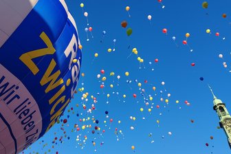 „Ach herrlich, wie sich alle aufregen“: Kontroverse um Ballonflugaktion auf dem Zwickauer Hauptmarkt - Hunderte mit Helium gefüllte Luftballons stiegen am Sonntagnachmittag in den blauen Himmel über der Muldestadt.