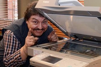Achim Mentzel ist tot - Passende Fotos für einen Nachruf? Dafür stand Achim Mentzel zeitlebens nie zur Verfügung. Offenbar wollte er so in Erinnerung behalten werden: in seiner Lieblingspose, die er hier für einen Pressetermin zur ZDF-Krimiserie "SOKO Leipzig" in einer Rolle als EDV-Techniker variierte.