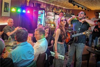 Acht Bands sorgen in Reichenbach für entspannten Start ins Wochenende - In Connys Bar herrschte mit Barn 54 ausgelassene Stimmung.
