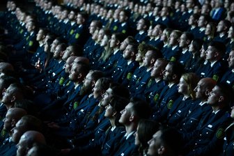 Acht Chefwechsel in acht Jahren: Was ist los mit Sachsens Polizeihochschule? - Ernennung der frisch gebackenen Kommissare nach dem Studium in Rothenburg in Chemnitz: Was ist los mit Sachsens Polizeihochschule?