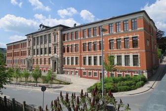 Acht Corona-Fälle am Gymnasium Markneukirchen - Das Gymnasium in Markneukirchen. Zurzeit sind drei Klassen in Quarantäne.