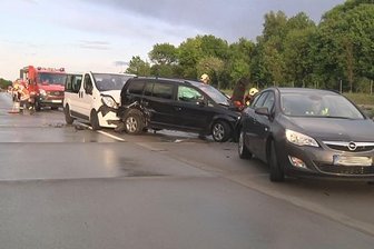 Acht Fahrzeuge in Unfallserie auf A4 verwickelt - über 100.000 Euro Schaden -