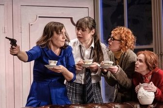 Acht gegen einen - Damenrunde ermittelt mit Kaffee und Pistole.