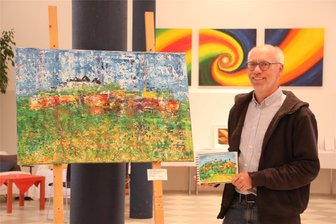 Acht Kilogramm Acryl für ein Flammenmeer - In der Natur malt Jürgen Benz (Foto) Skizzen, Zuhause fertigt er daraufhin große Bilder, wie hier eine Ansicht mit Schloss Augustusburg.