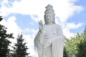 Acht Meter hoher Buddha in Adorf aufgestellt -