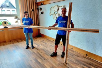 Acht Meter lang: Klingenthaler wollen größte Mundharmonika der Welt bauen - Steffi Sandner und Uwe Weidlich von dem Mundharmonika-Uhus mit dem vier Meter langen Teilstück der neuen Klingenthaler Riesen-Mundharmonika. Acht Meter soll das Instrument künftig messen, 16 Musiker sollen es spielen können.