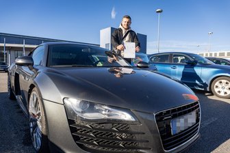 Acht Meter unter Wasser: Wie ein Sportwagen aus den Fluten des Ahrtals auf den Chemnitzer Gebrauchtwagenmarkt kam - Artiom Karpovich ist mit seinem 420 PS starken Audi R8 zur Chemnitzer Messe gekommen. Von Uwe Spiller hat er eine Gebrauchtwagenbewertung bekommen. Der Sportwagen soll mindestens 40.000 Euro bringen.