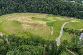 Acht Monate nach Fertigstellung: Wismut lädt an die Hakenkrümme bei Aue ein - Blick auf die sanierte Hakenkrümme bei Aue.
