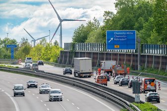 Acht neue Windräder in Chemnitz geplant: Wann werden sie gebaut? - Von der Autobahn sind die Windräder auf dem Galgenberg gut zu sehen.