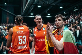 Acht richtungsweisende Spiele im Dezember: Retten die Niners Chemnitz ihre Serie ins neue Jahr? - Ist derzeit in Topform: Der US-Amerikaner Wes Van Beck (rechts) war beim 96:87-Sieg der Niners Chemnitz am vergangenen Freitag einmal mehr bester Werfer seines Teams. Die Basketballer um Kapitän Jonas Richter (Mitte) haben damit den 15. Pflichtspielsieg in Folge geholt.