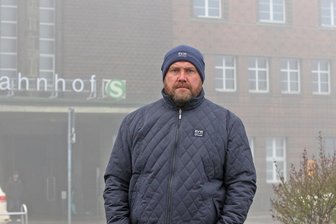 „Acht Stunden voll konzentriert sein“: Zwickauer Busfahrer über seinen Alltag im Regionalverkehr - Busfahrer Ronny Szameitpreuksch steht vor dem Zwickauer Bahnhof. Was erlebt er bei der Arbeit?