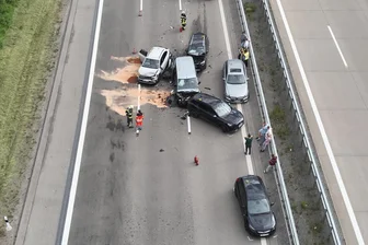 Acht Verletzte bei Unfall auf der A 4 bei Frankenberg - Der Unfall auf der A 4 aus der Drohnenperspektive.