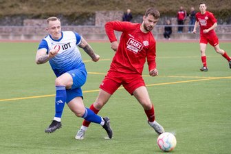 Achter Sieg in Folge: Viererpack innerhalb von zehn Minuten bringt Annabergs Fußballer weiter nach oben - Richard Freund vom VfB Annaberg – hier im Kampf um den Ball mit dem Limbach-Oberfrohnaer Johannes Tanneberger (r.) – steuerte einen Treffer zum 5:0-Sieg seiner Mannschaft bei.