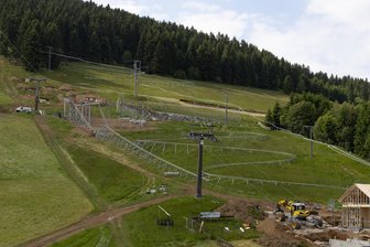 „Achterbahn“ am Fichtelberg: Wie es um die nächste Attraktion steht - Die neue Allwetterrodelbahn wird im Bereich zwischen der Vierersesselbahn und der Fly-Line errichtet.