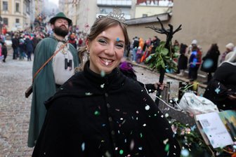 Achterbahn aus Konfetti: Mein erster Faschingsumzug in Meerane - Die meisten Besucher drängen sich am Fuße der Steilen Wand für die perfekte Kulisse.