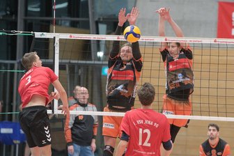Achterbahnfahrt führt Zschopaus Regionalliga-Volleyballer auf Rang 3 - Rico Knöbel (Mitte), der hier mit Florian Haase zum Block hochsteigt, wurde gegen Jena II als wertvollster Zschopauer Spieler (MVP) ausgezeichnet.