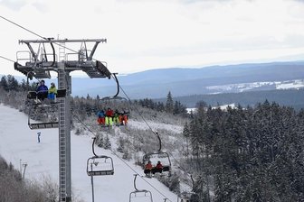 Achtjähriger fällt aus Sessellift in der Skiwelt Schöneck neun Meter in die Tiefe - Der Vierer-Sessellift in der Skiwelt Schöneck: Hier passiert am Montagnachmittag der Unfall. 