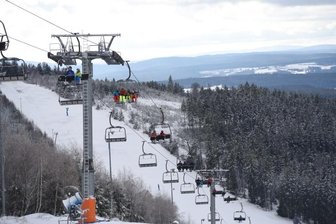 Achtjähriger fällt aus Sessellift in die Tiefe - Der Vierer-Sessellift in der Skiwelt Schöneck: Hier passierte am Montagnachmittag der Unfall. 