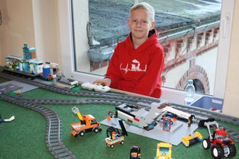 Achtjähriger präsentiert seine Lego-Bahn bei Modellbahnschau in Neukirchen - Der achtjährige Leonas Arnold zeigte seine Lego-Modelleisenbahnanlage in Neukirchen.