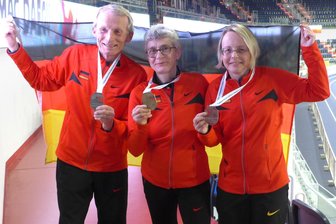 Achtmal Edelmetall für vogtländische Leichtathleten bei der EM - Uwe Schröter, Brit Schröter und Constanze Golle (von links) nach dem ersten Wettkampftag im polnischen Torun.