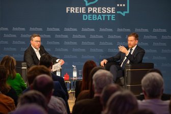 Achtsamkeit im Landtag, Lob für Berlin: Das andere Gesicht von Michael Kretschmer - Sachsens Ministerpräsident Michael Kretschmer (rechts) bei der Debatte der „Freien Presse“ mit Chefredakteur Torsten Kleditzsch am Montagabend in Zwickau.