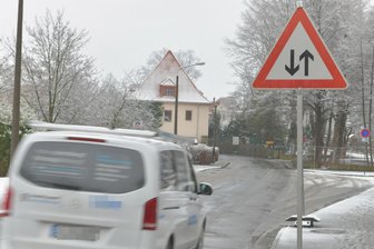 Achtung: Auf Lessingstraße in Freiberg nicht aus Gewohnheit links einordnen - Das erste Schild „Gegenverkehr“ auf der Lessingstraße in Freiberg steht in Höhe Johannisbad.