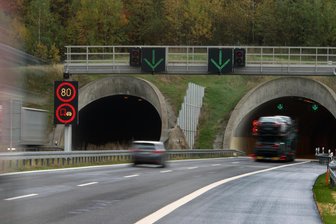 Achtung Autofahrer: Autobahntunnel in Sachsen an diesem Mittwoch voll gesperrt - Wegen Sanierungsarbeiten ist derzeit nur die Südröhre des Tunnels Königshainer Berge auf der A4 befahrbar. Wegen Wartungsarbeiten ist aber auch diese ab Mittwochmorgen voll gesperrt.