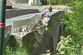 Achtung Autofahrer: Gewölbebrücke im Halsbrücker Ortsteil Falkenberg ab Montag dauerhaft gesperrt - Die Gewölbebrücke in Falkenberg ist bei einem Verkehrsunfall beschädigt worden.